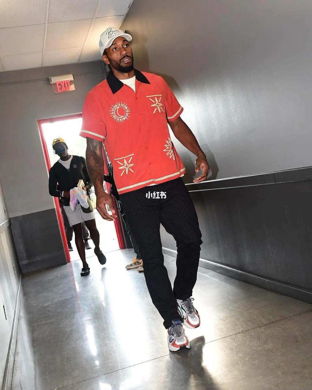 热议汪士钦红牌：对方踢人很隐蔽；染红动作太业余，狂性大发（汪士钦红牌掀争议：对手暗踢难察，染红动作过于业余，情绪一度失控）