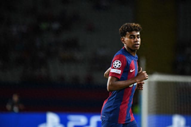 巴萨二队遭遇不公？十人作战惨遭绝杀，阿尔科亚诺主场3-2险胜