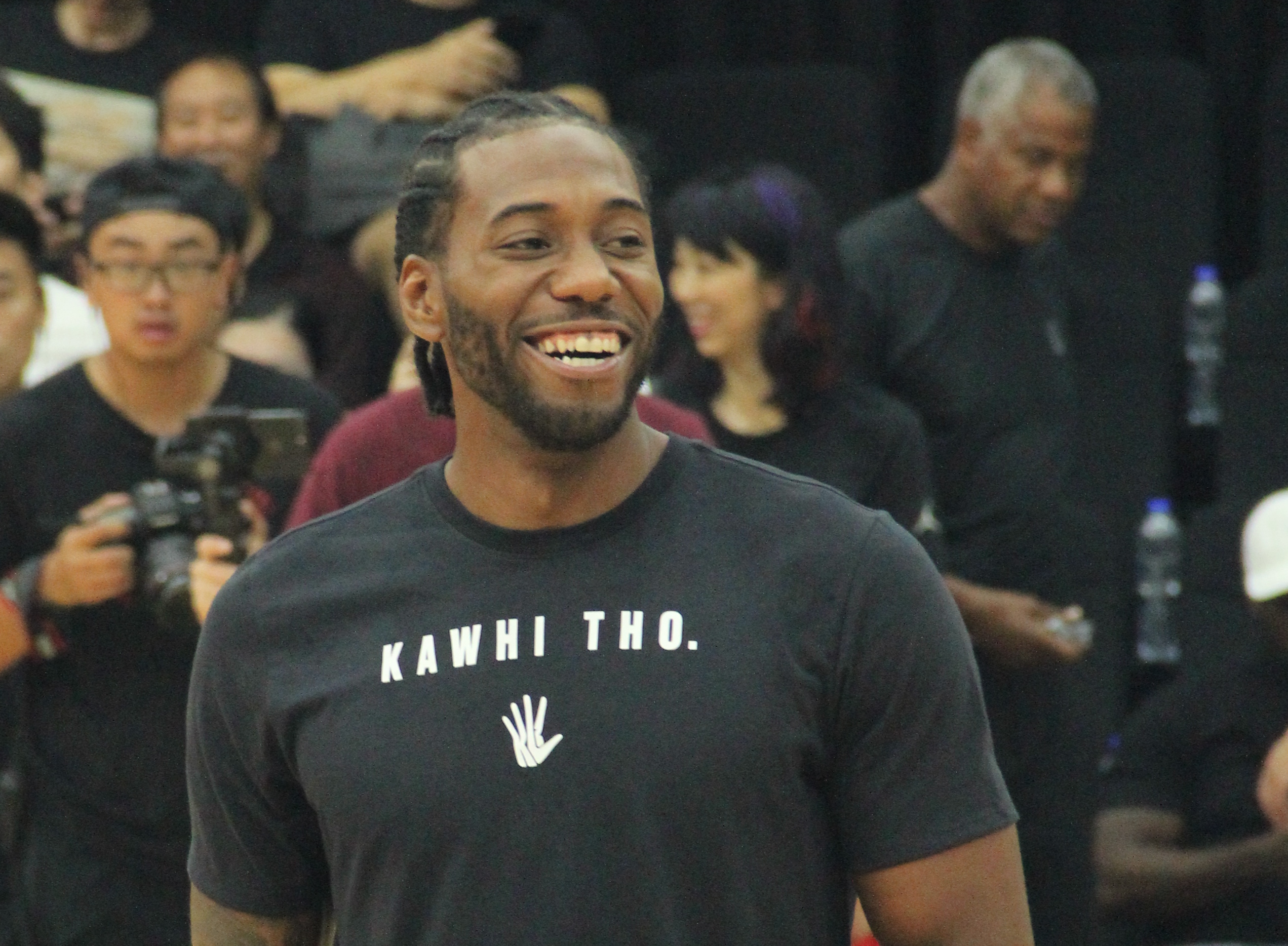 中国女排3-1战胜哥伦比亚提前晋级16强，取得两连胜。（中国女排3-1击败哥伦比亚，提前锁定16强席位，豪取两连胜）