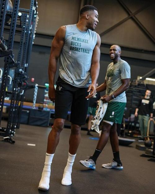 早报：皇马主场翻车，那不勒斯登意甲榜首（晨报：皇马主场失利，那不勒斯领跑意甲）