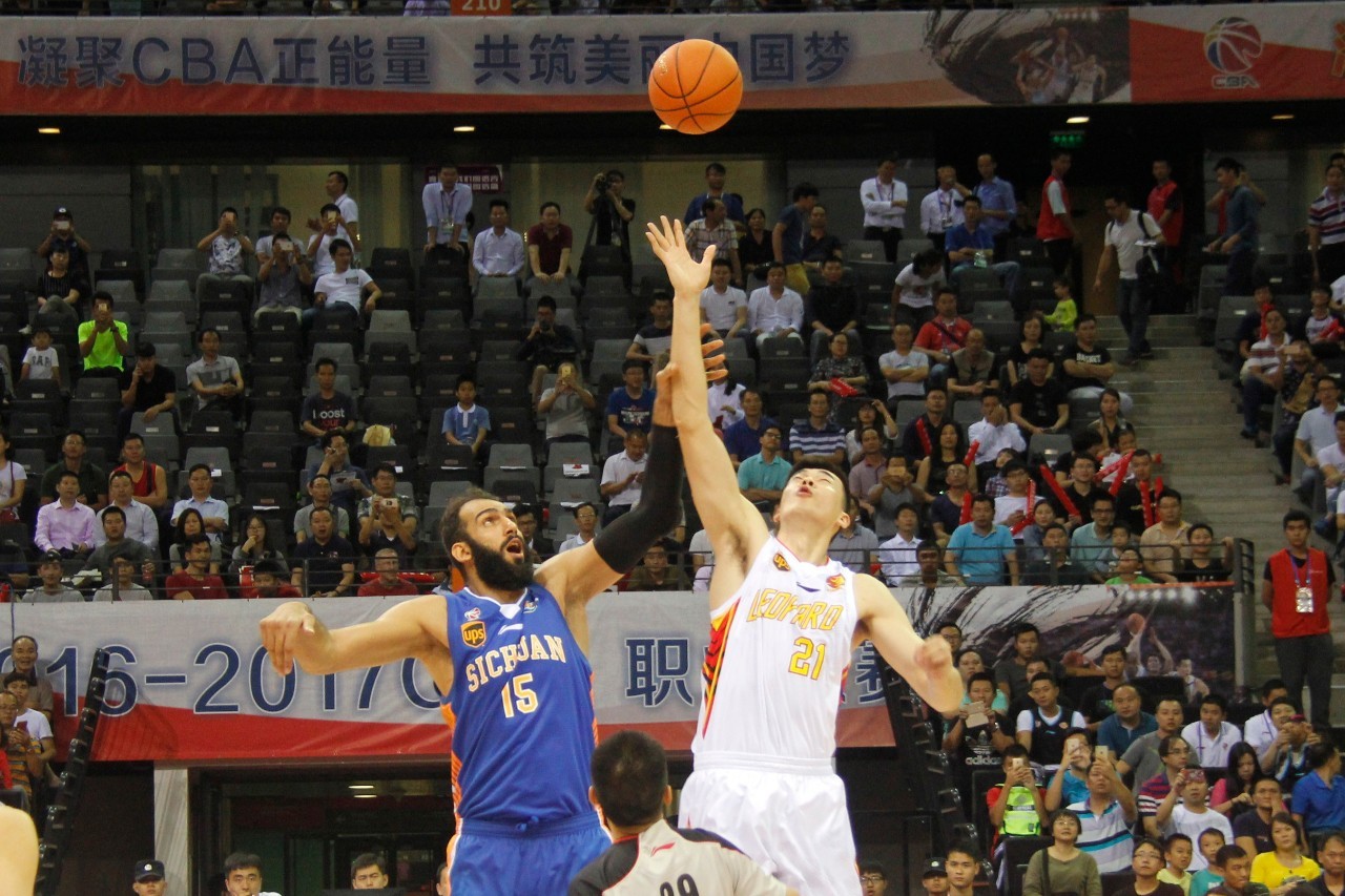 可圈可点！新疆外援纳托尔12中7贡献20分5篮板2助攻（表现抢眼！新疆外援纳托尔12投7中砍下20分5篮板2助攻）