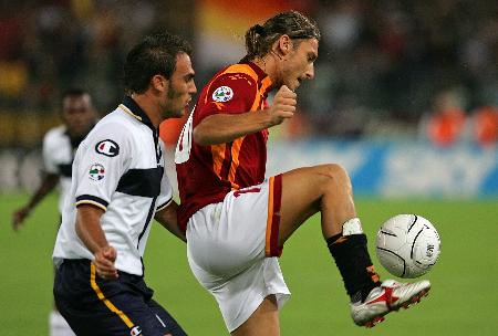 后卫关键拦截，守住关键领先